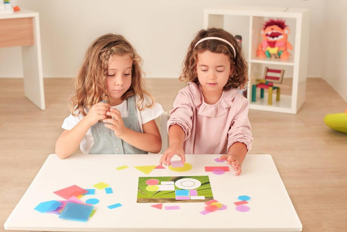 Deti pri hre s transparentnými geometrickými tvarmi
