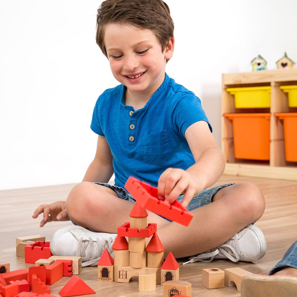 dieťa pri hre so stavebnicou drevený hrad