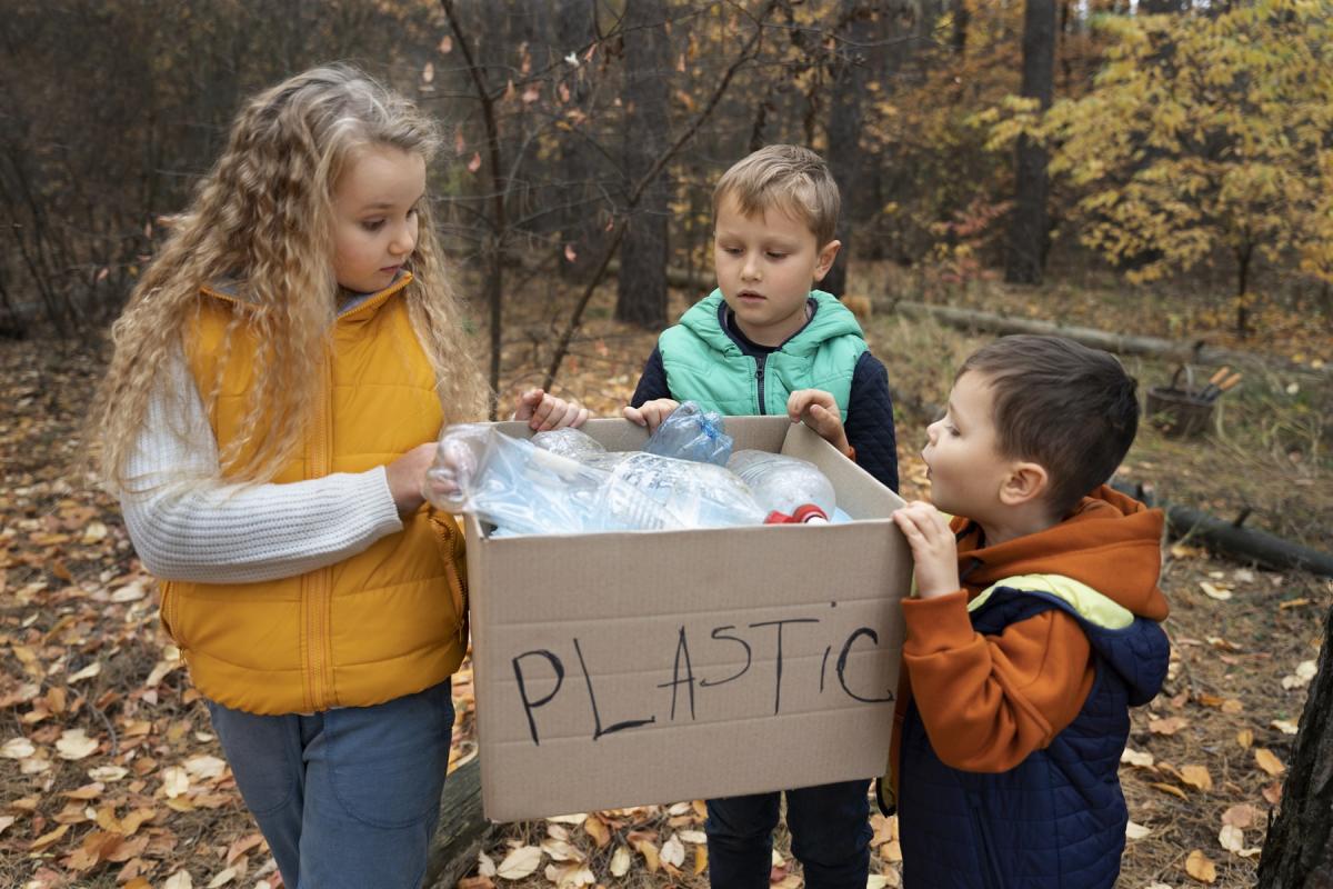 Deti zbierajú odpad v lese