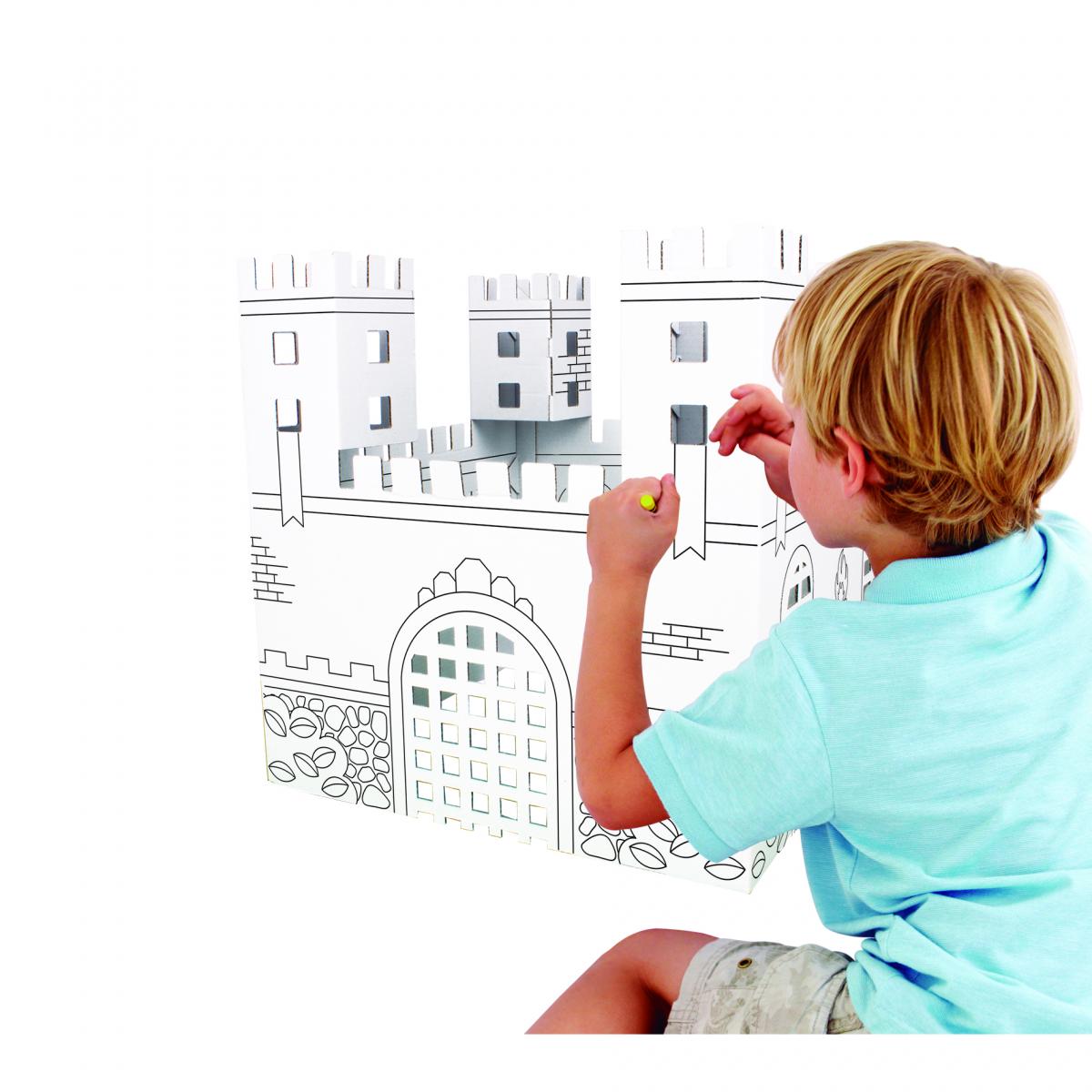 chlapec maluje postavený hrad