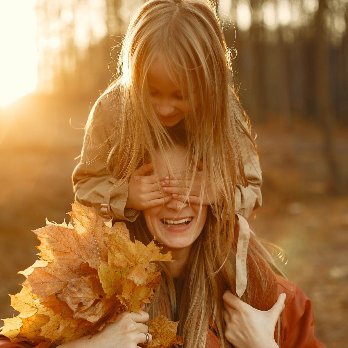 mama s dcérou s jesennými listami v ruke