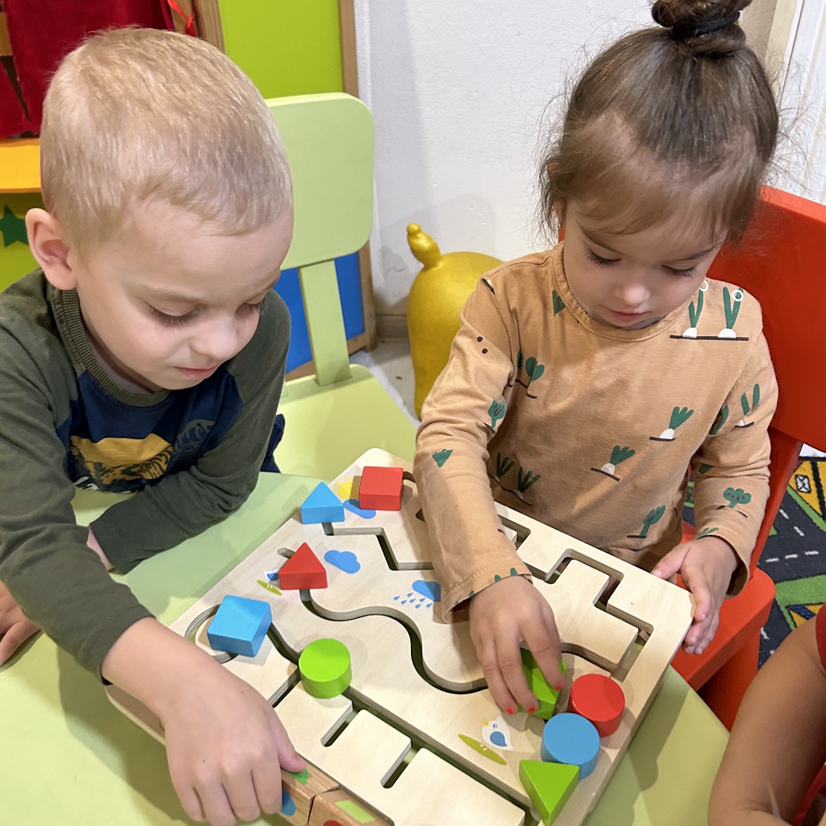 Deti z OZ Marienka pri hre s Montessori labyrintom