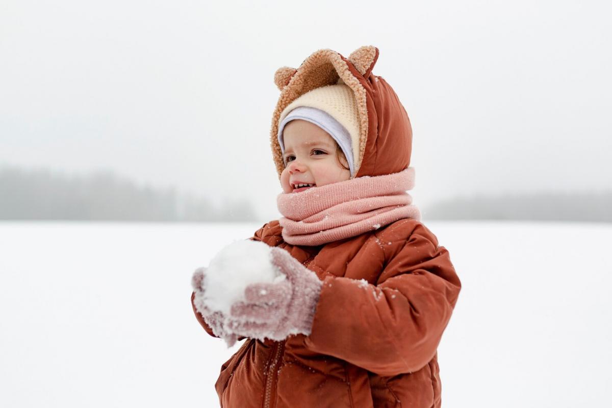 Dieťa pri hre so snehom