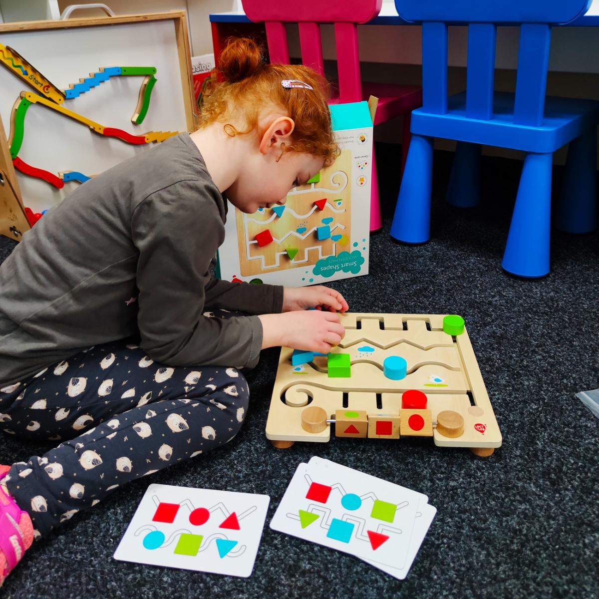 Dieťa pri hre s dreveným labyrintom Geometrické tvary