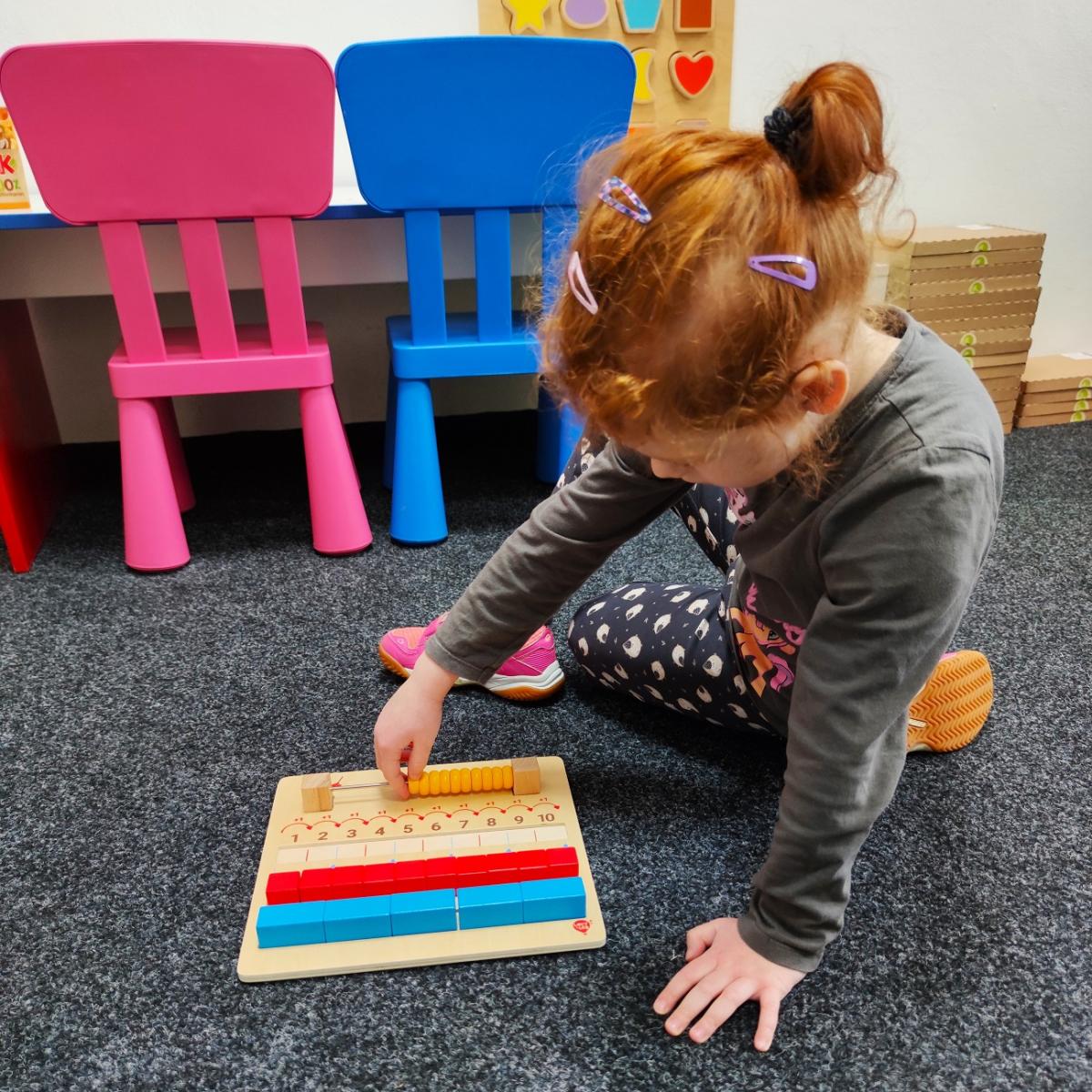 Dieťa s Montessori setom Hravá matematika