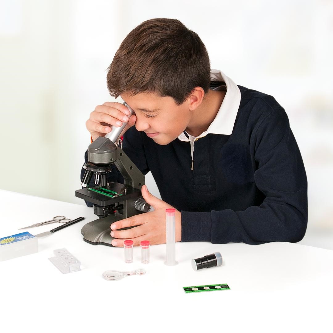 chlapec s mikroskopom