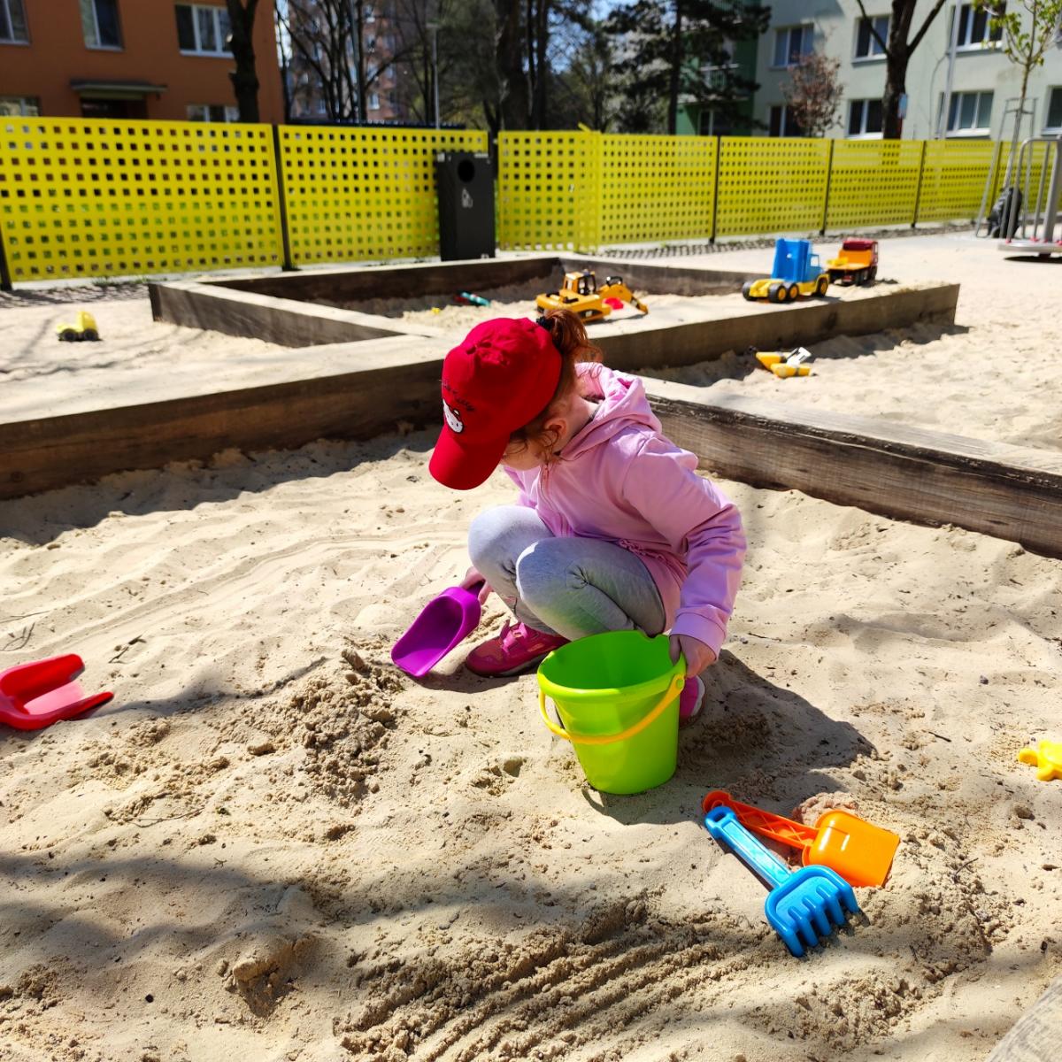Dieťa na pieskovisku s hračkami do piesku