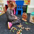 Montessori drevený prevliekací a šnurovací set - Strom