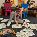 Dieťa pri hre matematické aktivity s predlohami 